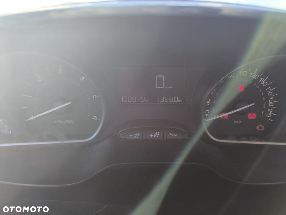 Peugeot 2008 BlueHDi 100 STOP & START Style - 10