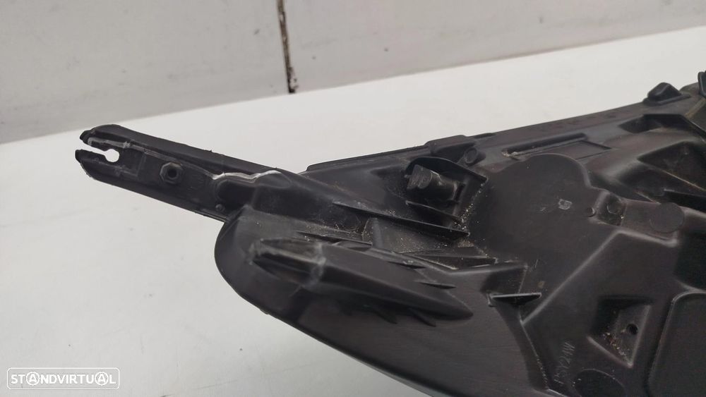 Ótica / farol esquerda OPEL Corsa E - 2