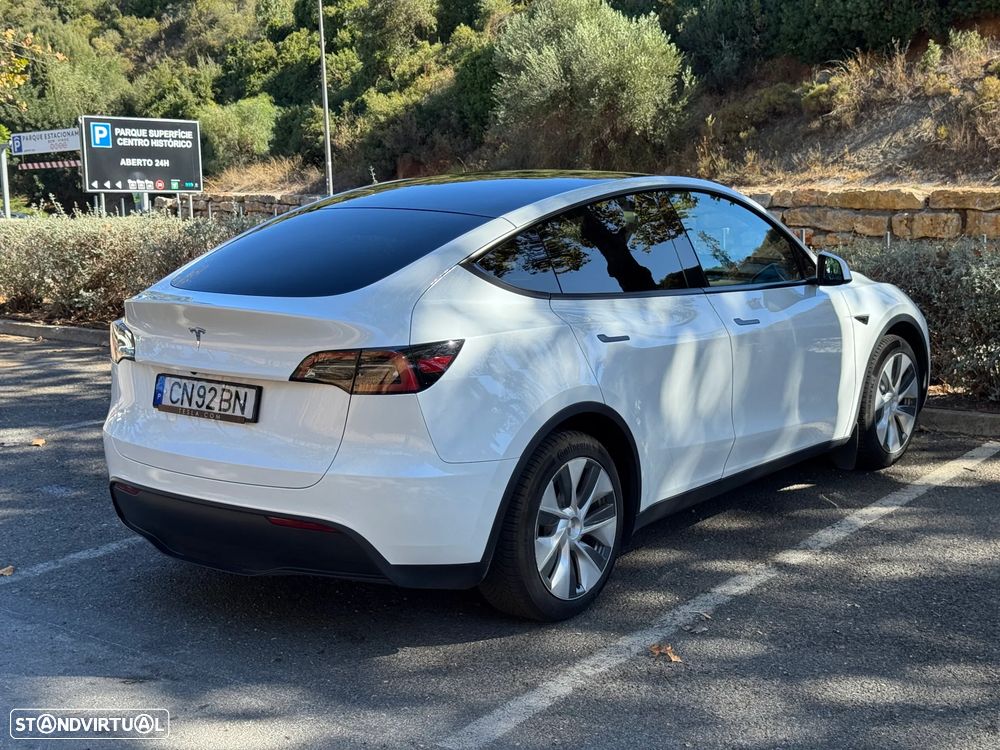 Tesla Model Y - 8