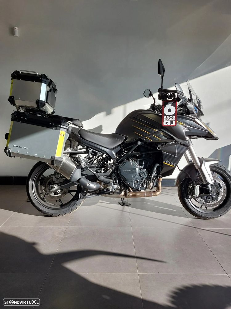 QJ Motor SRT 900S ON ROAD