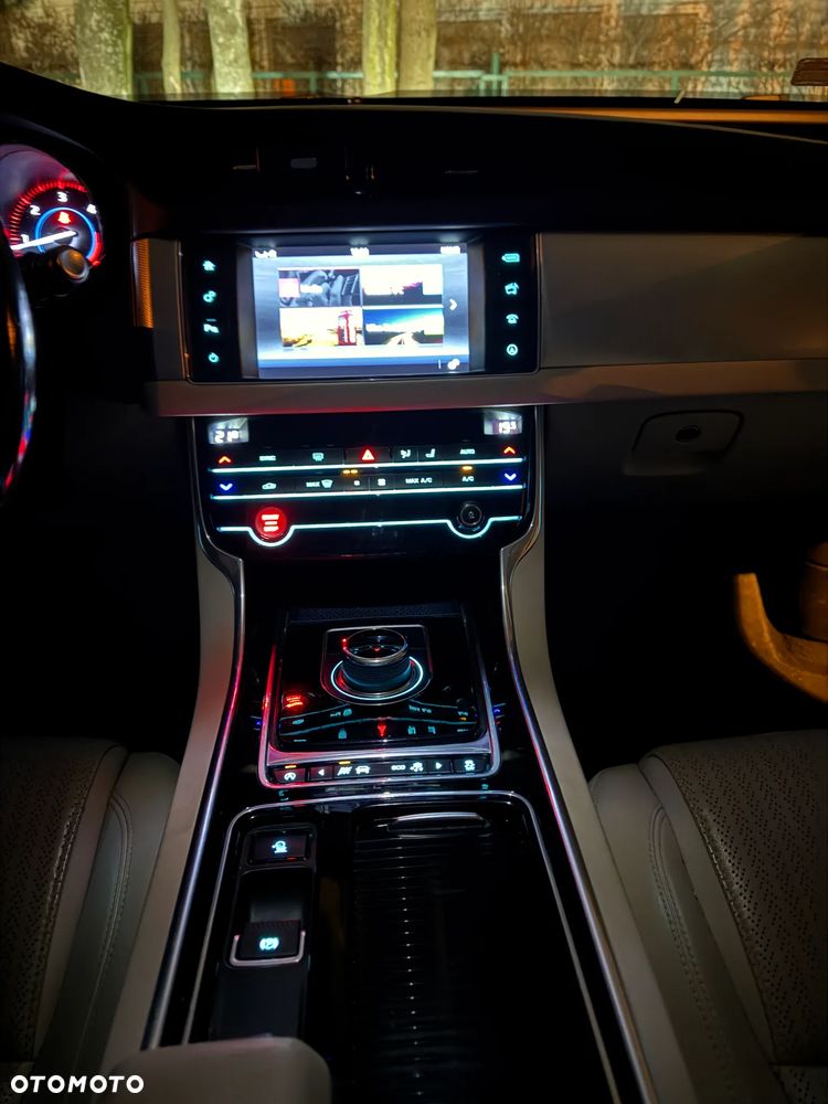 Jaguar XF 20d R-Sport - 14