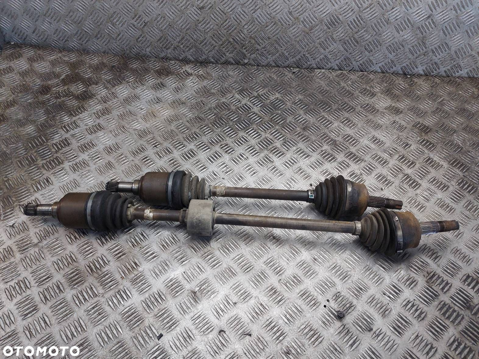 PÓŁOŚ LEWY PRZÓD + PRAWY PRZÓD 5B FIAT PUNTO II 1.2 8V - 7