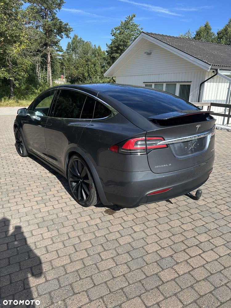 Tesla Model X - 4