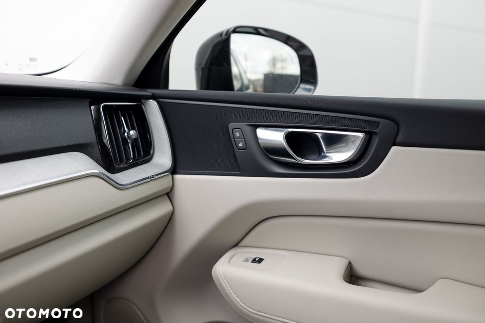 Volvo XC 60 B5 B AWD Plus Dark - 28