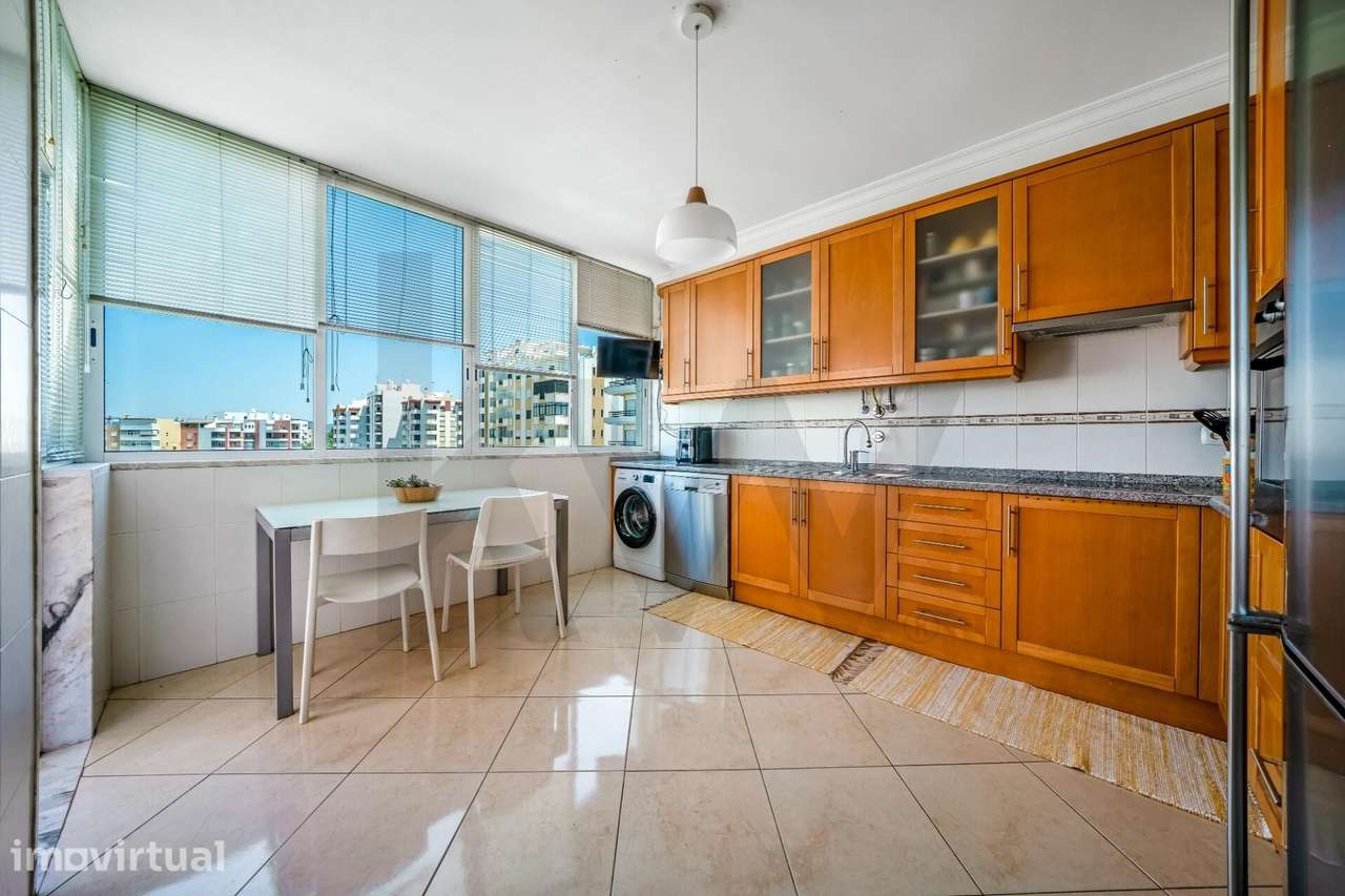 Apartamento T3 com Duas Frentes e Vista Mar na Avenida Gulbenkian, Far - Grande imagem: 3/34