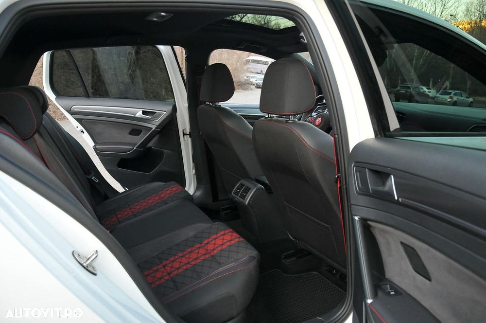 Volkswagen Golf 2.0 TSI DSG 4Motion R Edition 20 - 12