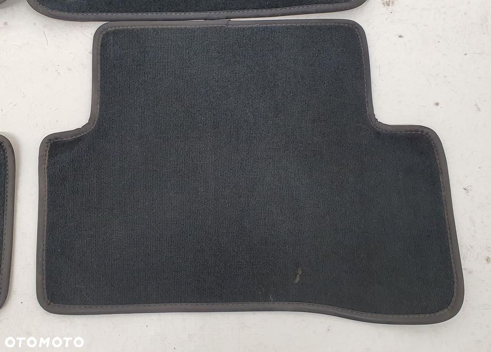 DYWANIKI CHODNICZKI WELUROWE MERCEDES W205 A2056800548 KOMPLET - 2