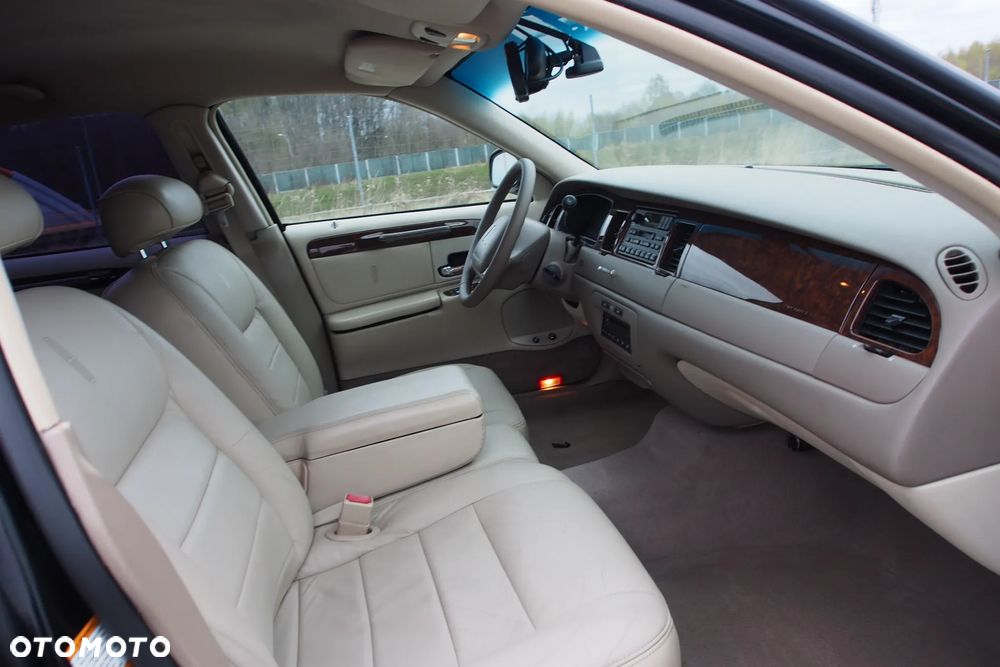 Lincoln Town Car - 17
