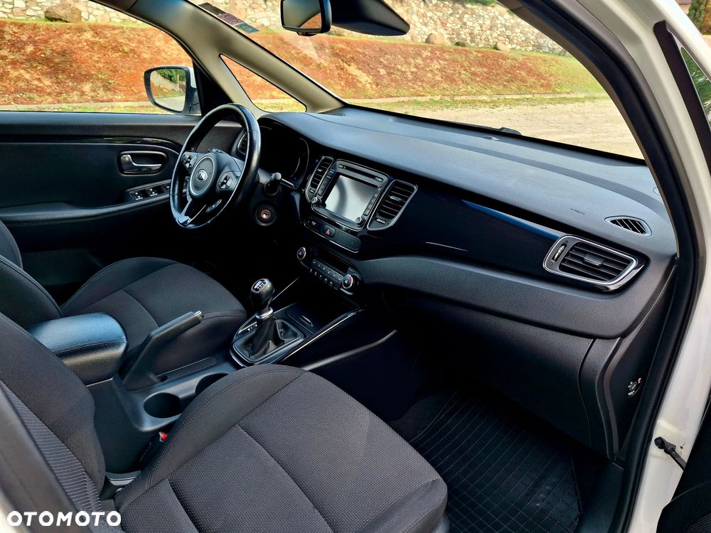 Kia Carens 1.6 GDI Fifa World Cup Edition - 23