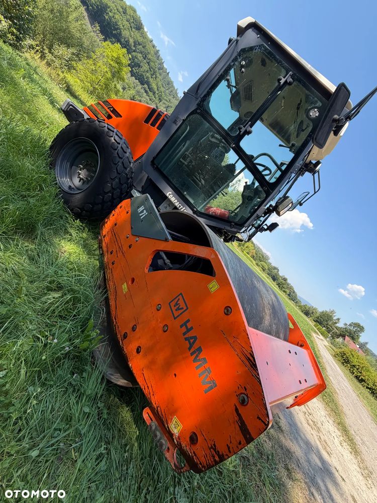 Hamm H 7i Walec Terenowo Drogowy Guma Stal. 6,5 tony 8ton. Import Norwegia 2017 rok. 1600 mtg. silnik KUBOTA 4cyl. Maszyna nie różni się od Nowej z salonu! Klimatyzacja wentylacja. Serwisy w Dekra AKTUALNE. Zero zniszczeń IGŁA !! Gotowy do długiej pracy. Po dużych serwisach eksploatacyjnych w Norwegii. Walec z Upadłości od pierwszego właściciela. Jego historia od nowosci to jedna inwestycja miejska! Jedyna taka okazja! Szerokość 168cm. Bardzo mały walec a moc Potężna! Full Wypas Wersja Norweska. Opony piękny stan. Ani deka luzów i wycieków. OKAZJA - 32