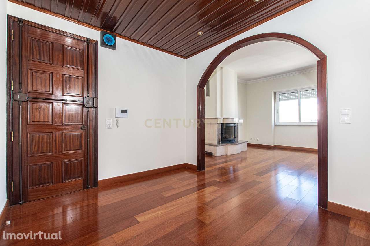 T4 na Portela com 2 suítes, cozinha equipada e parqueamento - Grande imagem: 5/30