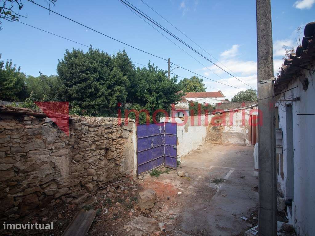 Moradia com 5 divisões assoalhadas para recuperar - Grande imagem: 4/24
