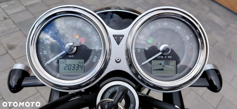 Triumph Bonneville - 6