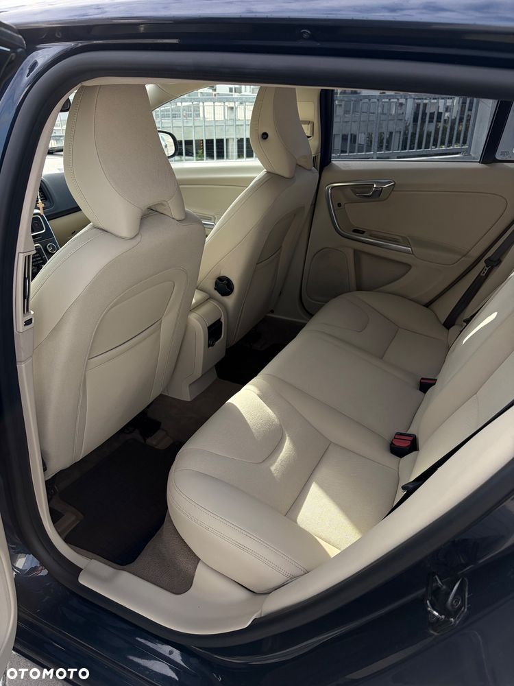 Volvo V60 D4 Geartronic Momentum - 33