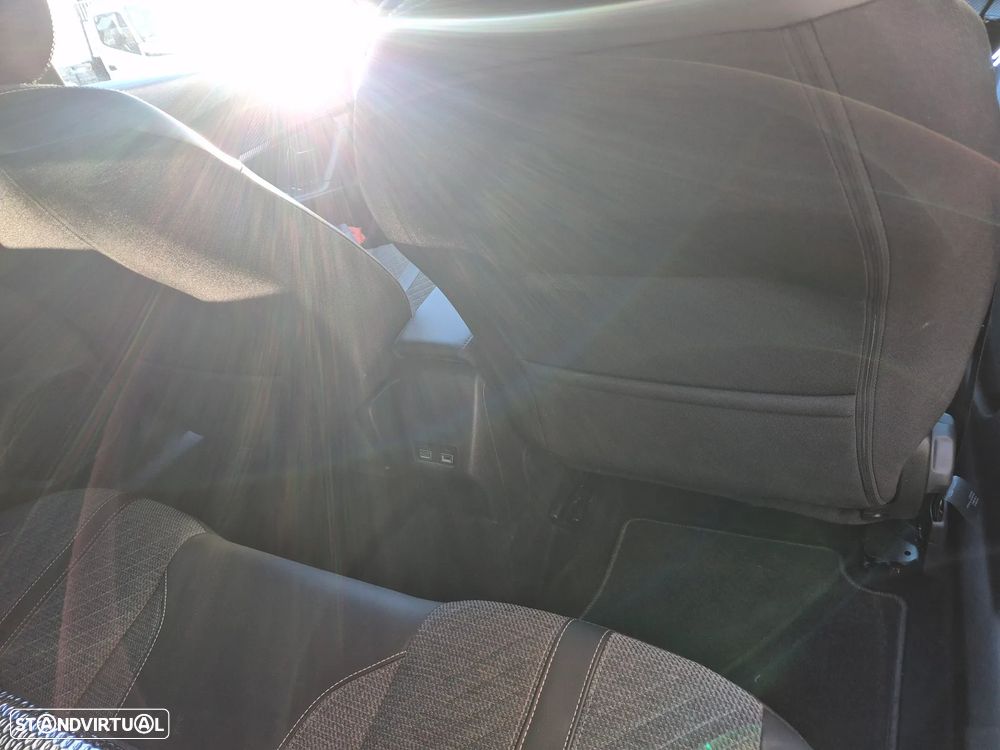 Peugeot e-2008 Allure - 6