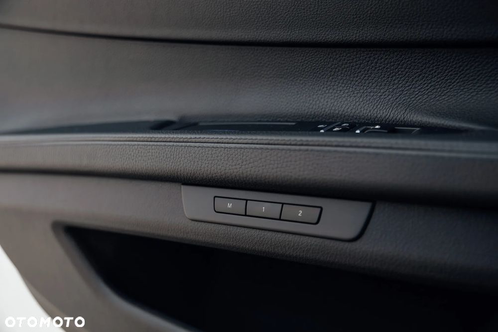 BMW Seria 7 750i L xDrive - 26