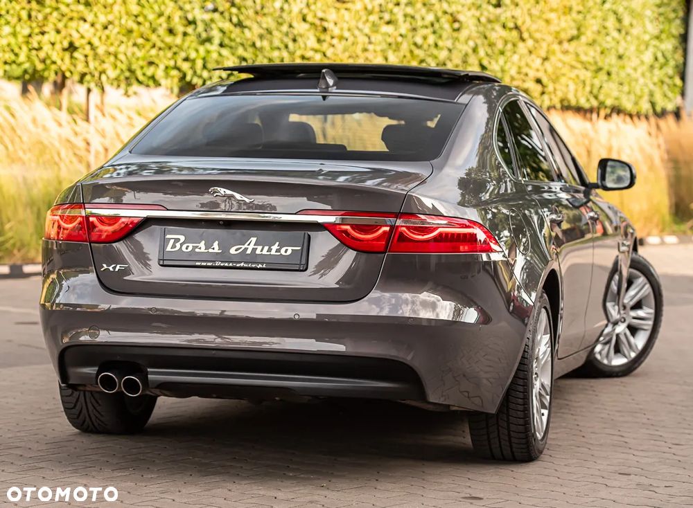 Jaguar XF 20d Sportbrake Portfolio - 12