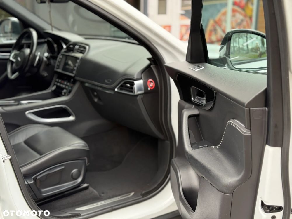 Jaguar F-Pace 20d AWD R-Sport - 25