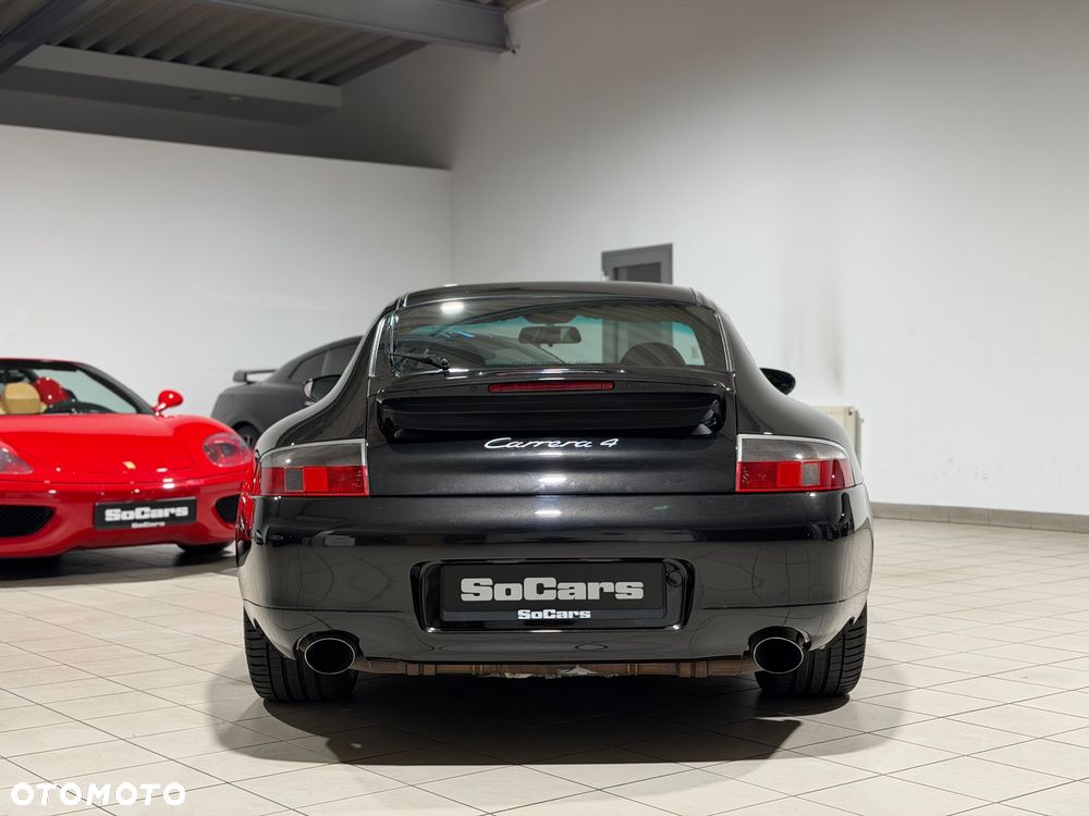 Porsche 911 Carrera 4 - 14