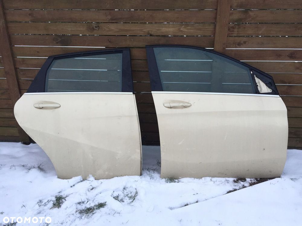 MERCEDES w 246 drzwi przednie prawe kompletne igla - 1