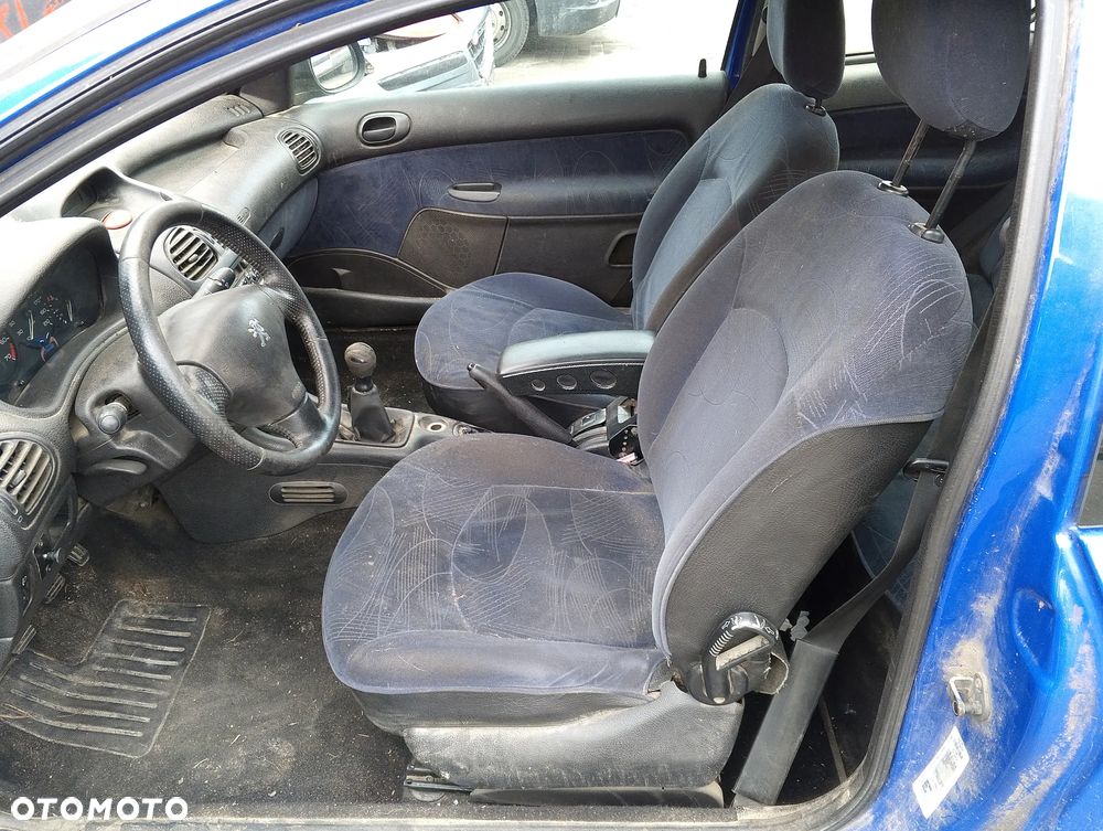 Peugeot 206 I Przed Lift (98-03r.) 1.1B 59KM. Silnik HFX (TU1JP),  HFZ (TU1JP),  10FP6R4102832 Skrzynia 20CP08,  20CP80,  20CF08,  20CFK8,  20CF08,  CP14X60,  CT19X17,  2222S6,  2223HX lakier EGJB.Cały na części. GWARANCJA !!! Przód Tył Zestaw Komplet Drzwi Klapa Zderzak Błotnik Maska Grill Atrapa Szyba Pas Lampa Lusterko Boczki Fotel Kanapa Kokpit Deska Rozdzielcza Przełącznik Włącznik Sterownik Przewody Wiązka Instalacja Moduł Komputer Czujnik Listwa Pompa Alternator Wtryski Głowica Rozrusznik Kompresor Sprzęgło Dwumas Silnik Skrzynia ABS Klimatyzacji Paliwa Wspomagania Kolektor Turbina Przepustnica Zawór Chłodnica Koło Hak Belka Sanki Zawieszenie Mcpherson Półoś Amortyzator Wydech Tłumik Zacisk Most - 6