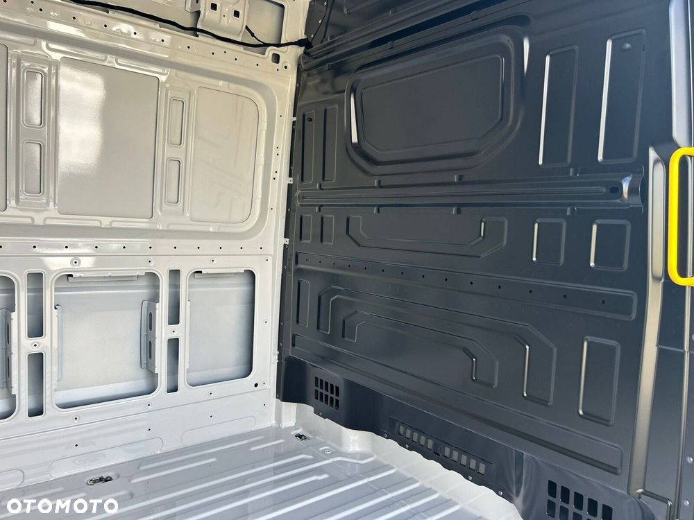Volkswagen Crafter 35 2.0 TDI L4H3 4490 177KM AUTOMAT - 12