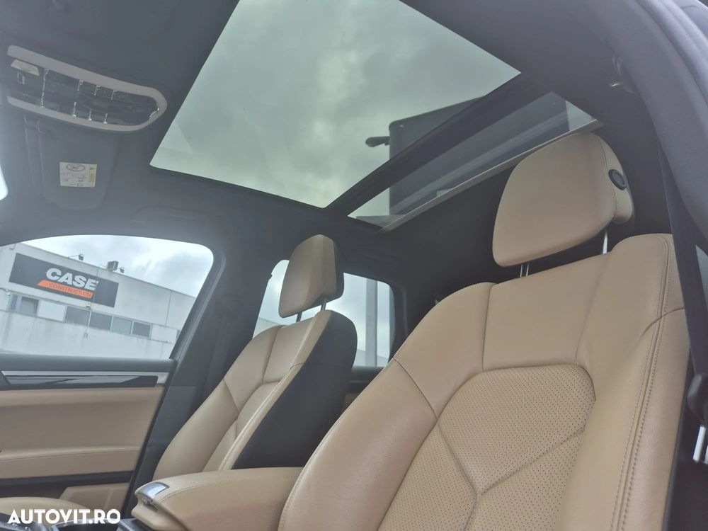 Porsche Cayenne 3.0 L - 12
