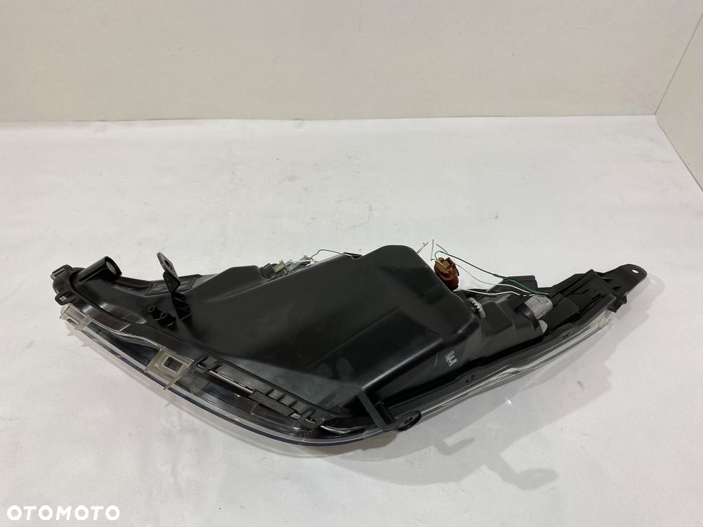 TOYOTA AYGO II LAMPA PRAWA PRZÓD EUROPA - 5