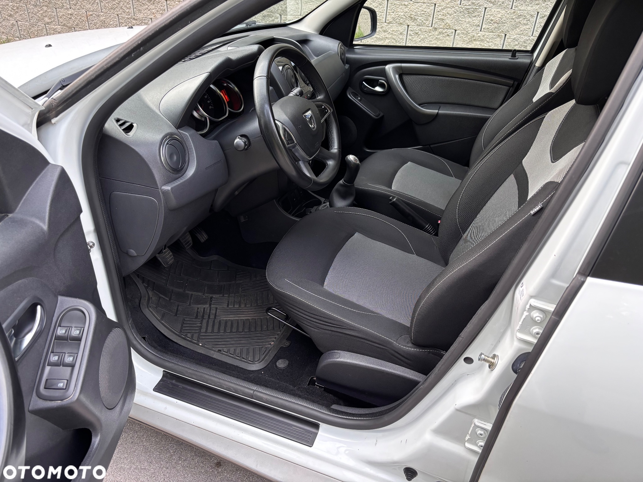 Dacia Duster 1.6 SCe Blackshadow S&S - 7
