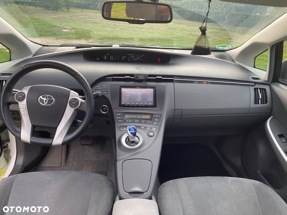 Toyota Prius (Hybrid) Executive - 26