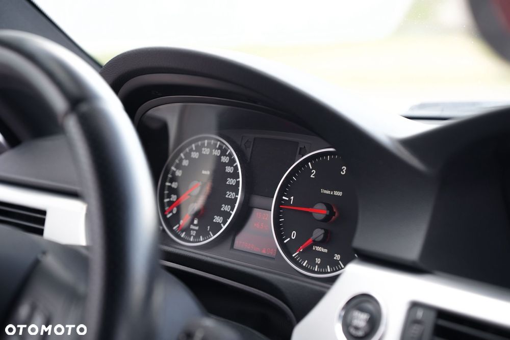 BMW Seria 3 320d DPF M Sport Edition - 25
