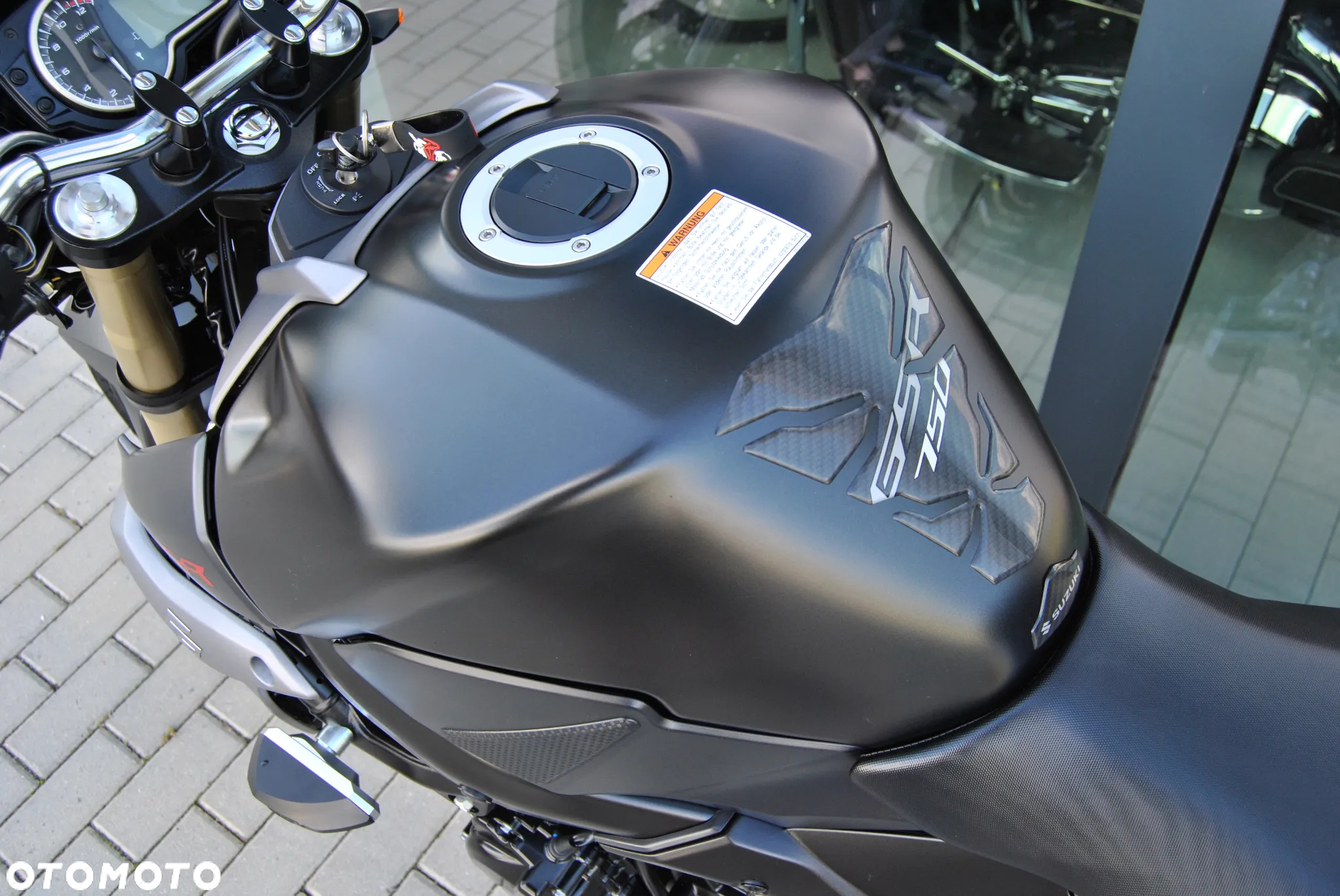 Suzuki GSR - 14