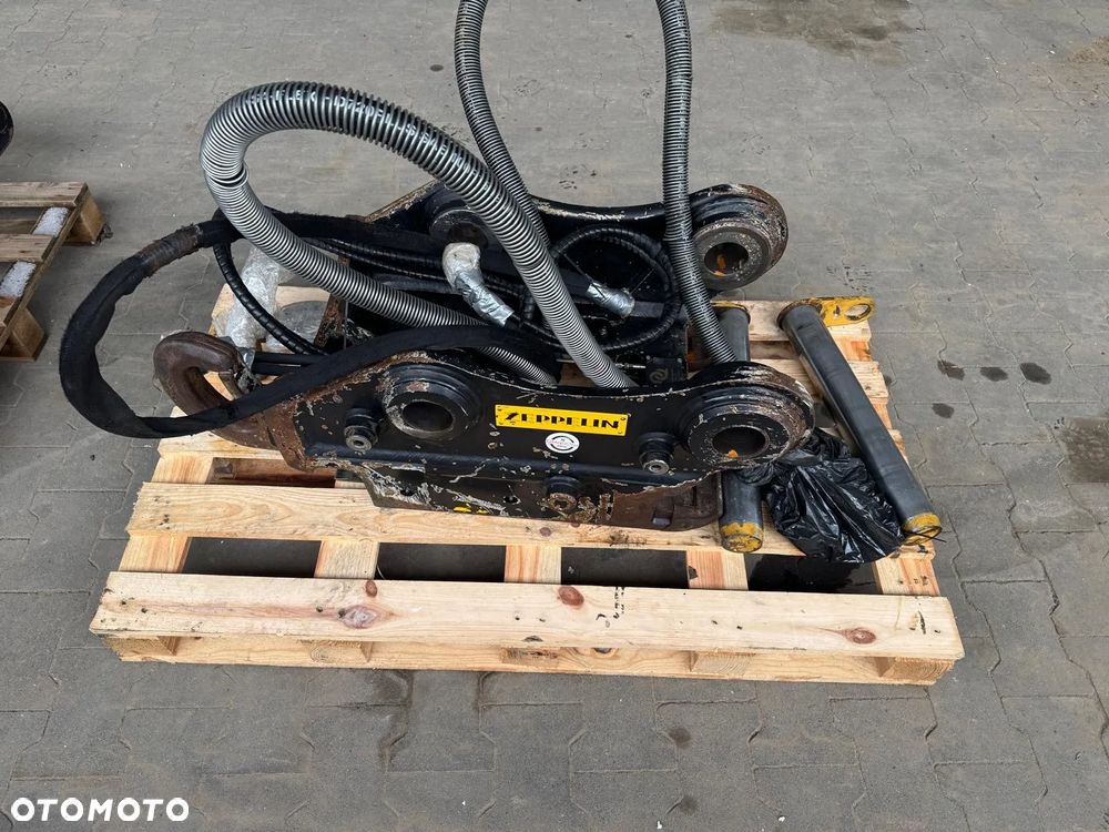 Szybkozłącze Hydraulicze OilQuick Q65 + 2  łyżki i widły - 2
