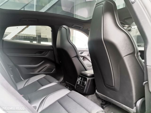 Porsche Taycan 4S - 12