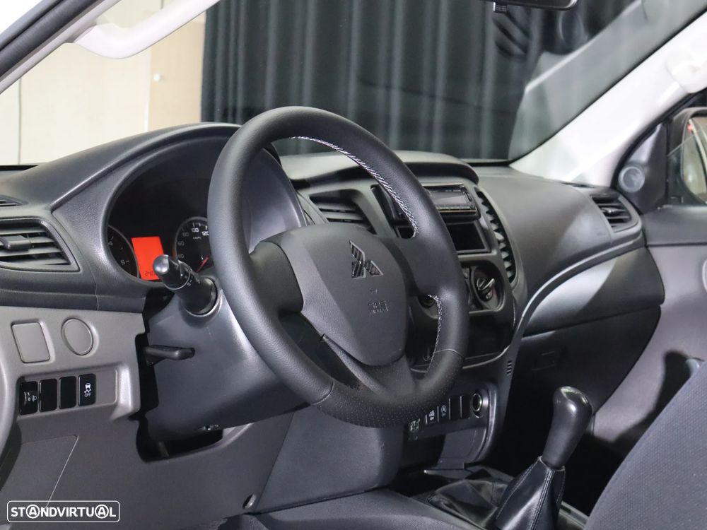 Mitsubishi L200 2.4 DI-D Club Invite 4WD - 11