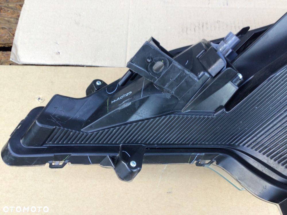 Lampa przednia prawa Mitsubishi Space Star ll 2 Lift lll 3 - 5