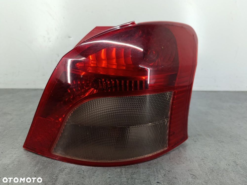 LAMPA TYLNA PRAWA TOYOTA YARIS II HATCHBACK - 1