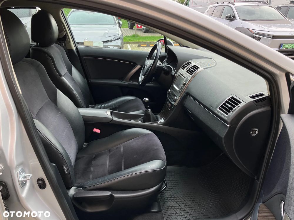Toyota Avensis 1.8 Premium - 18