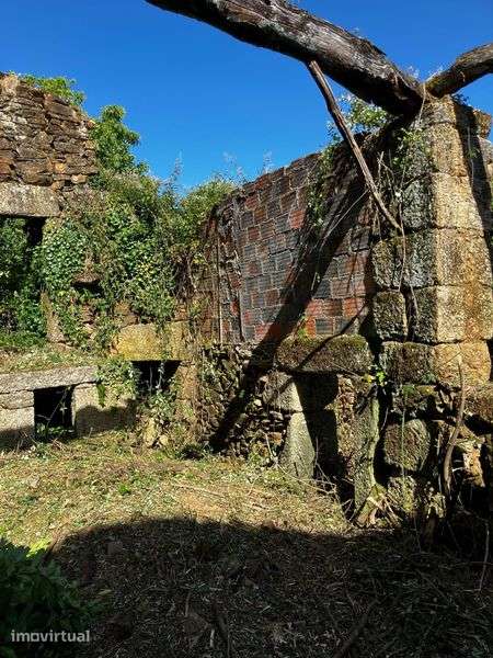 Casa em ruinas em aldeia satão (viseu)