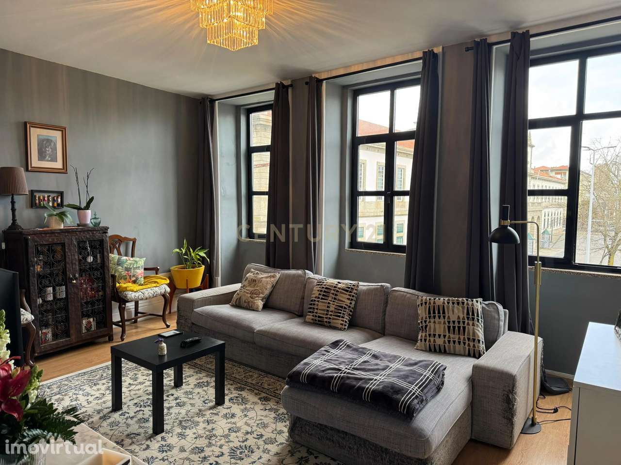 Prédio de Charme na Praça da República – Centro do Porto - Grande imagem: 2/36