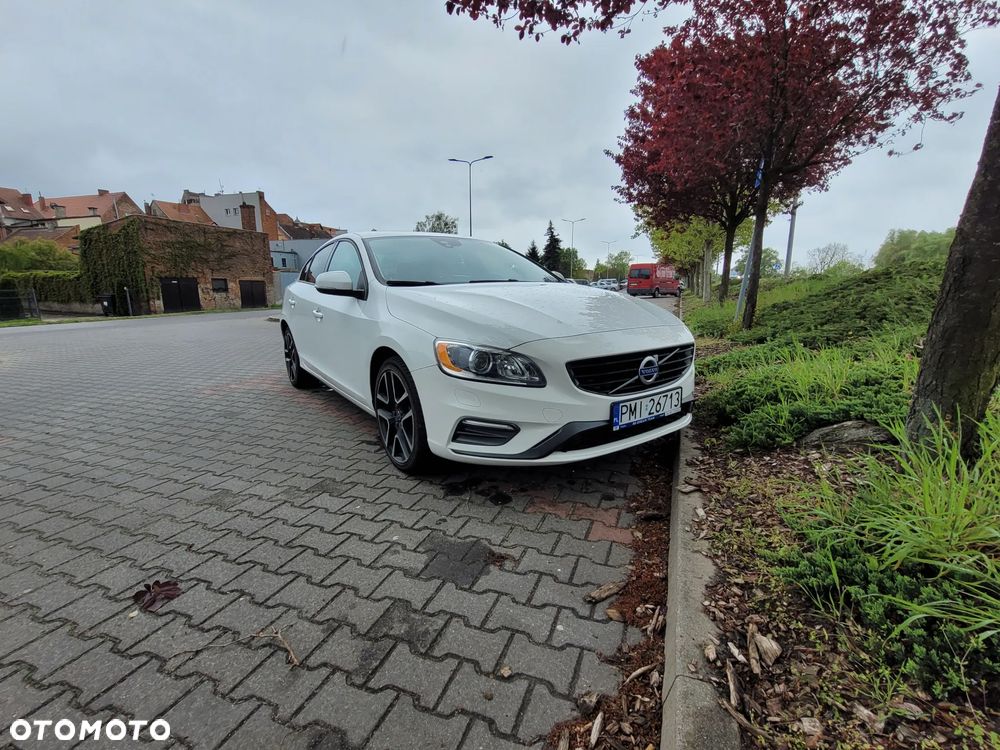 Volvo S60 T5 Drive-E Dynamic Edition (Kinetic) - 1