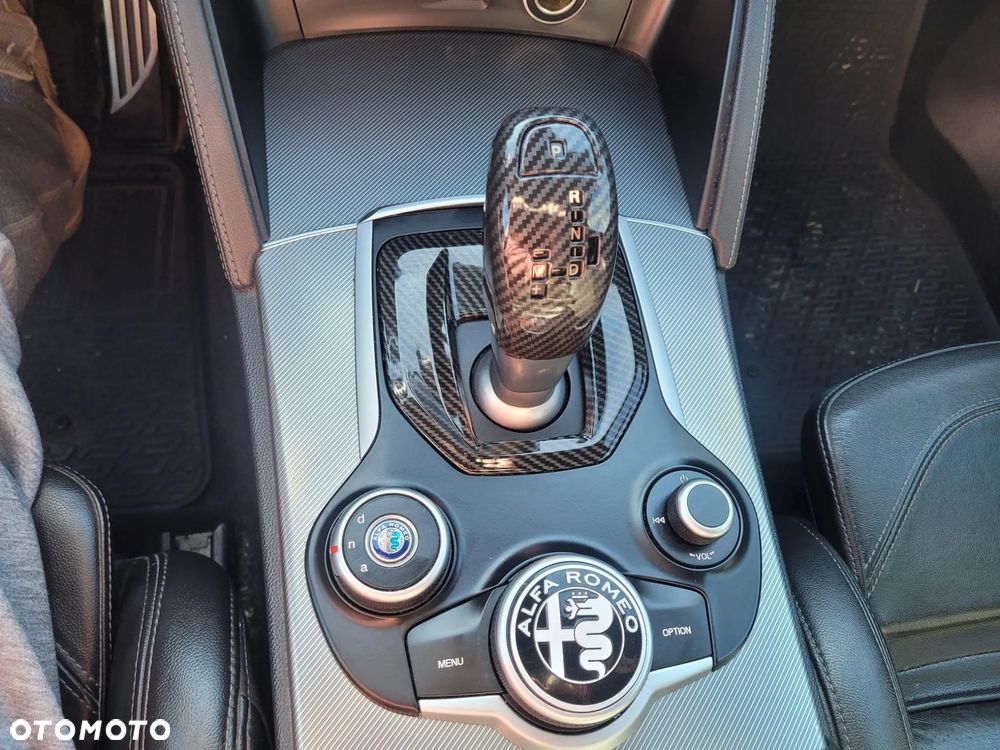 Alfa Romeo Stelvio 2.0 Turbo 16V AT8-Q4 Ti - 18