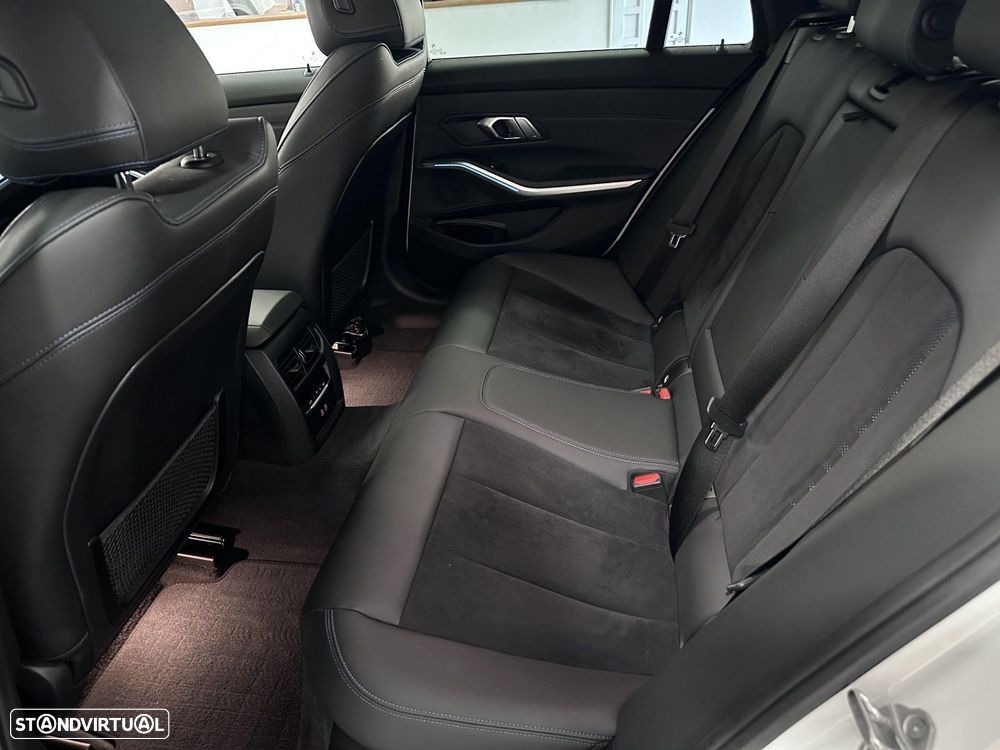 BMW 330 e Pack Desportivo M Pro Auto - 24