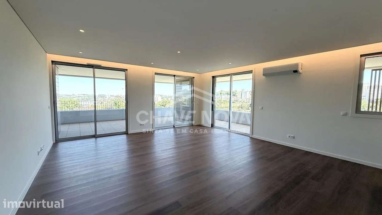 T4 com 241 m², Varandas Amplas e 3 Lugares de Garagem no Verde Vale - Grande imagem: 5/12