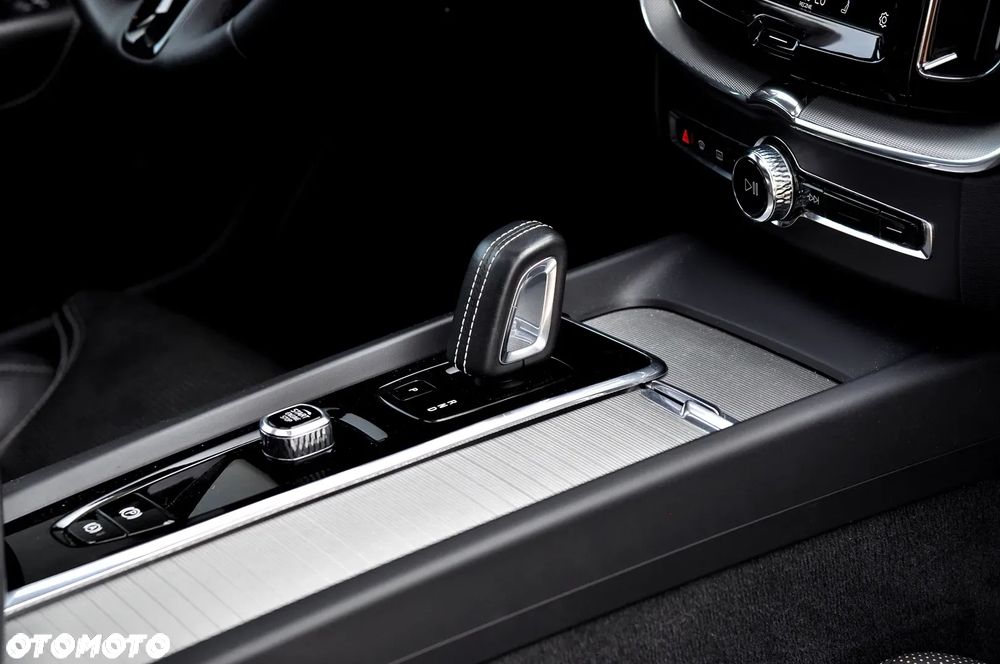 Volvo XC 60 B5 D AWD Ultimate Dark - 32