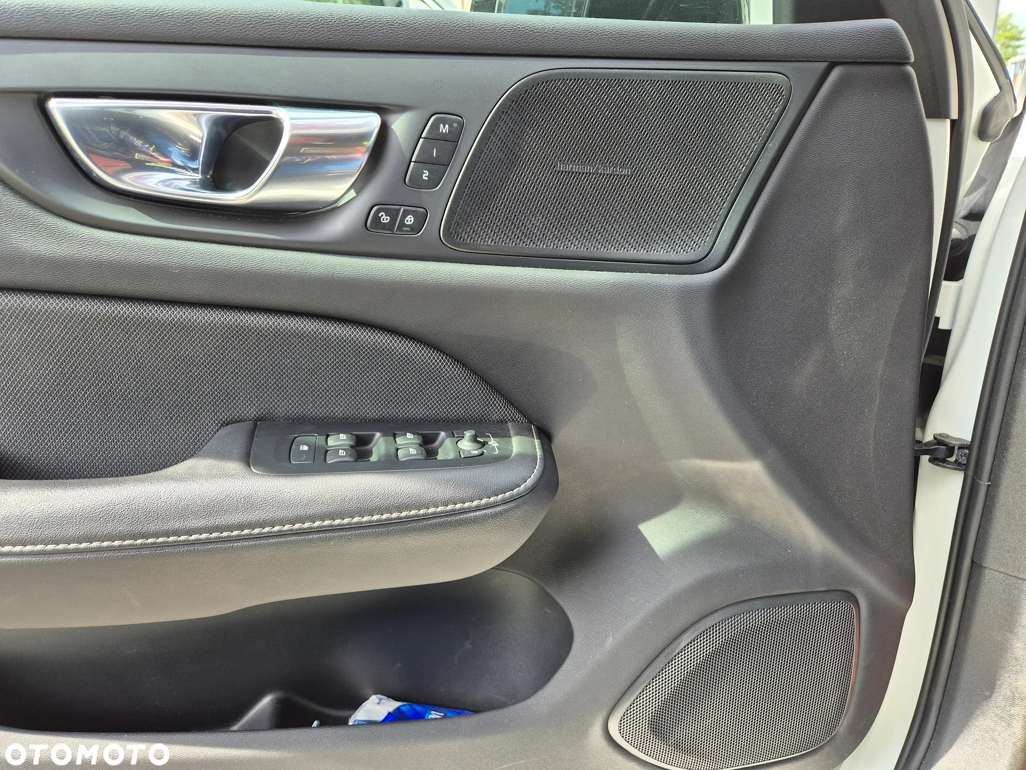 Volvo V60 T6 AWD Plug-In Hybrid Ultra Dark - 19