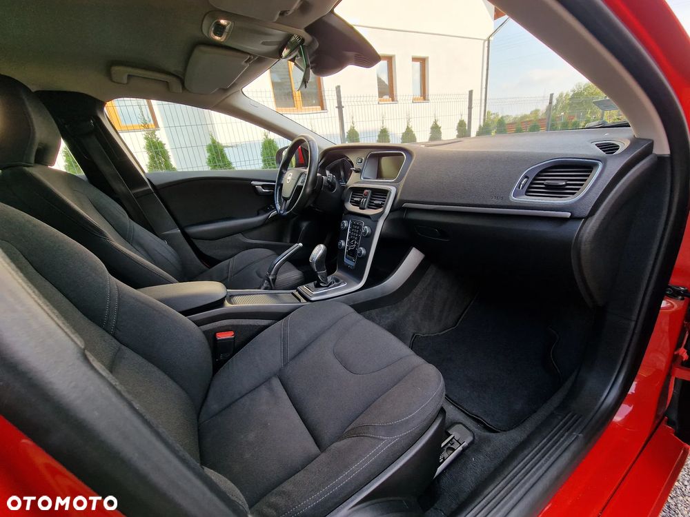 Volvo V40 D2 R-Design - 26