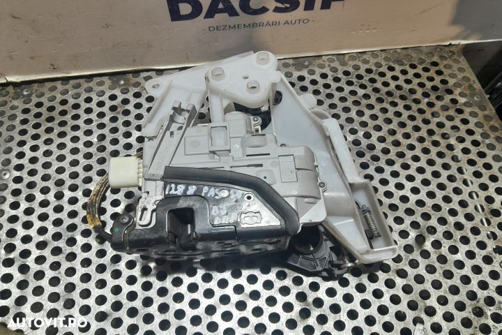 Broasca usa spate dreapta 3C1837016A 3C1837016A Volkswagen VW Passat - 1