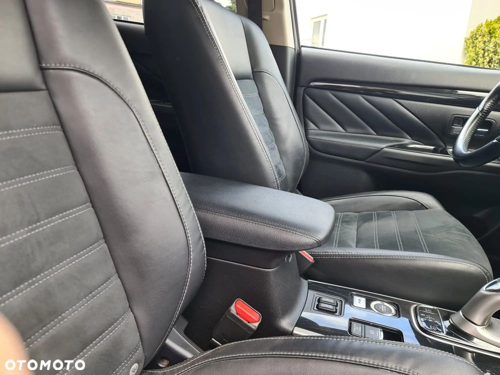 Mitsubishi Outlander 2.0 4WD Plug-In Hybrid Plus - 31