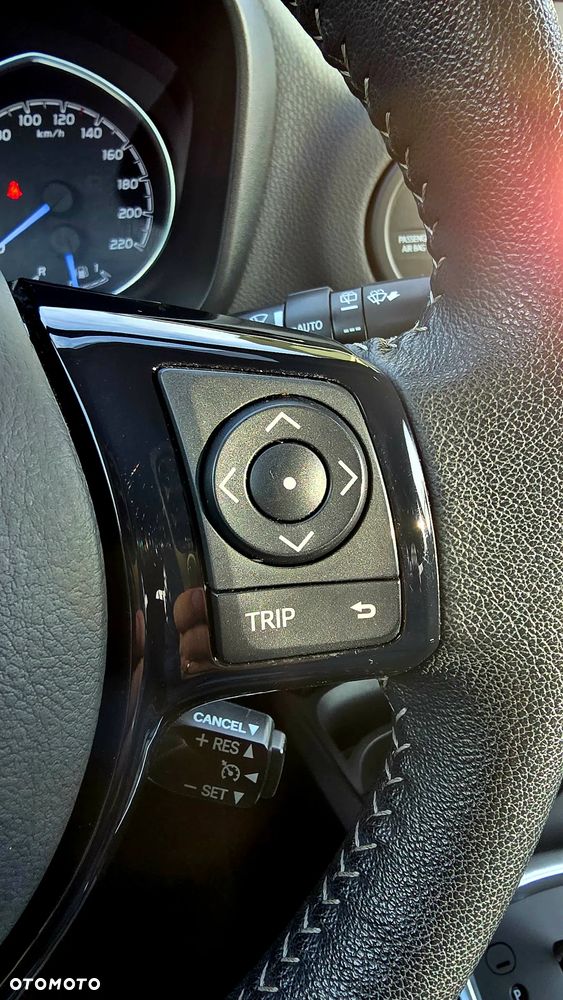 Toyota Yaris Hybrid 100 Premium - 8